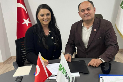 Çetin Altay Bursa’da Sahne Aldı: “Hangisi Gerçek” Oyunuyla Barış Manço Kültür Merkezi Kahkahaya Boğuldu