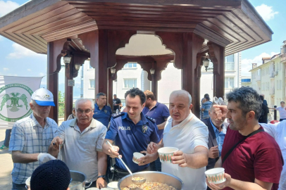 Bursa Konyalılar Derneği'nden Emir Sultan Camii'nde Binlerce Vatandaşı Buluşturan Aşure İkramı