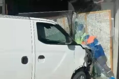 Bursa'da Kontrolden Çıkan Panelvan İş Yerine Çarptı!