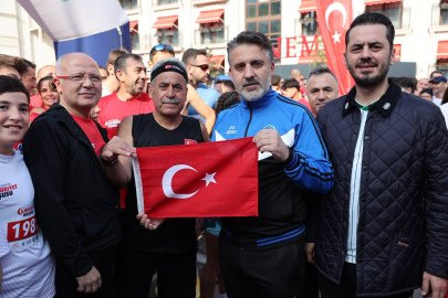 BURSA’DA CUMHURİYET COŞKUSU SOKAKLARA TAŞTI: 4 BİN KİŞİ AYNI HEDEF İÇİN KOŞTU!