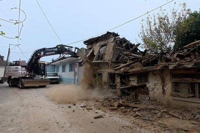 BURSA YENİŞEHİR’DE TEHLİKE SAÇAN METRUK BİNA YIKILDI!