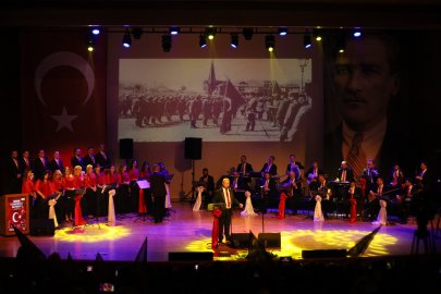 BURSA’DA CUMHURİYET COŞKUSU MÜZİKLE BULUŞTU: MARŞLAR VE TÜRKÜLER GECEYE DAMGA VURDU!